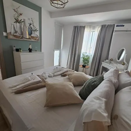 Lazuli Beachfront Sea View Ap 37 דירה
